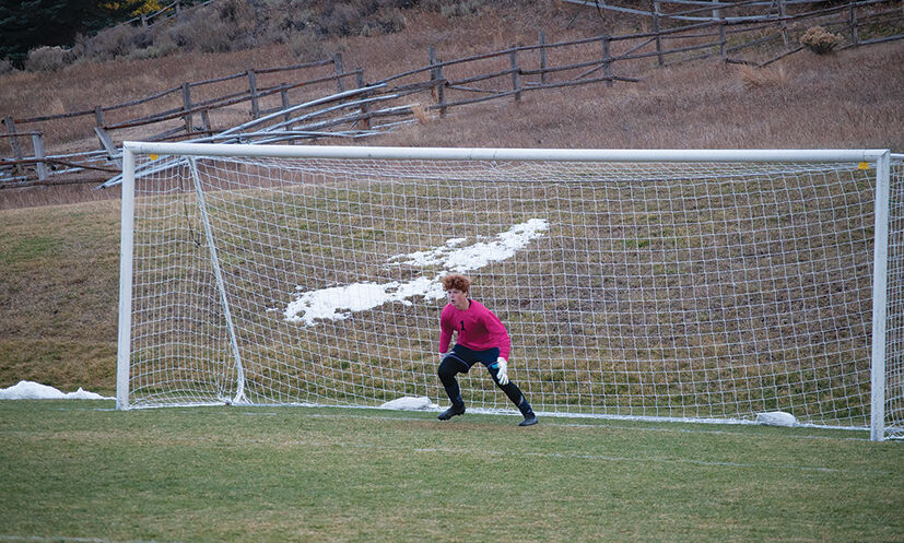 21-10-20-soccer-svcs-districts-curry save2